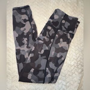 Athleta Lightning 7/8 Tight Black Grey Camo 24” Inseam Size Small